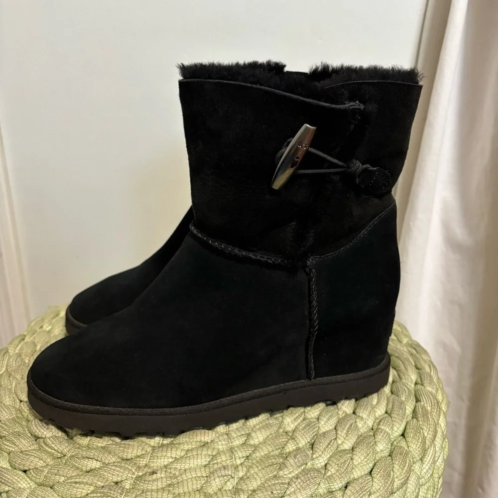 UGG Black Suede Classic Femme Toggle Hidden Wedge Boot Size 9.5